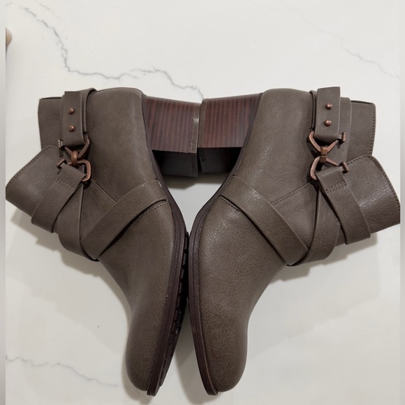 Eurosoft by Sofft Size 8 Women's Brown Strappy Faux Leather Booties Ankle - Picture 7 of 13